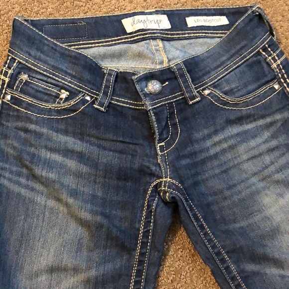 Day Trip Leo Boot Cut Jeans - Picture 3 of 15